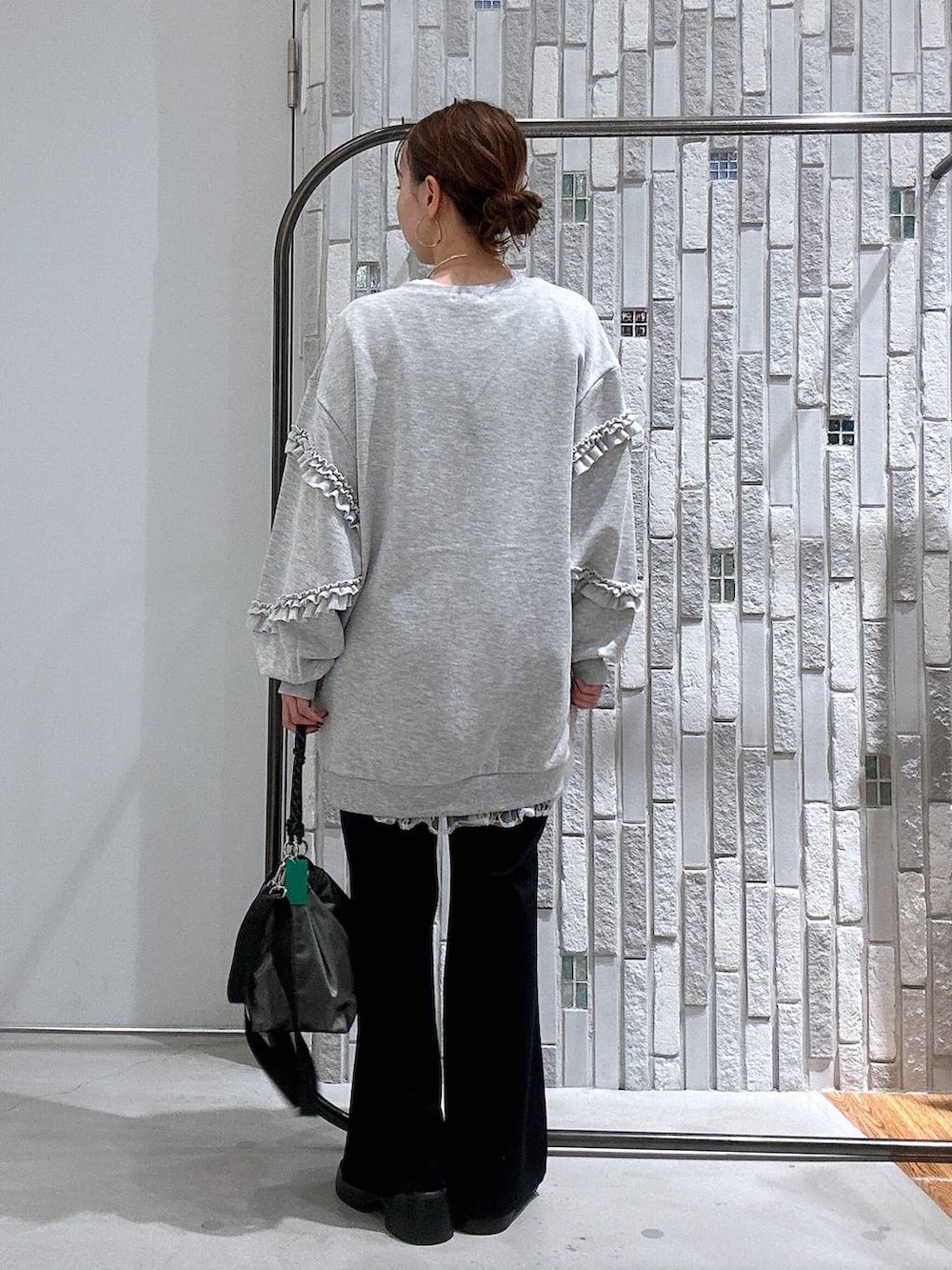 その他のショルダーバッグ、ブラウン系のサンダル、ホワイト系のTシャツ/カットソーを着用したレディースの冬コーディネートの5枚目の写真