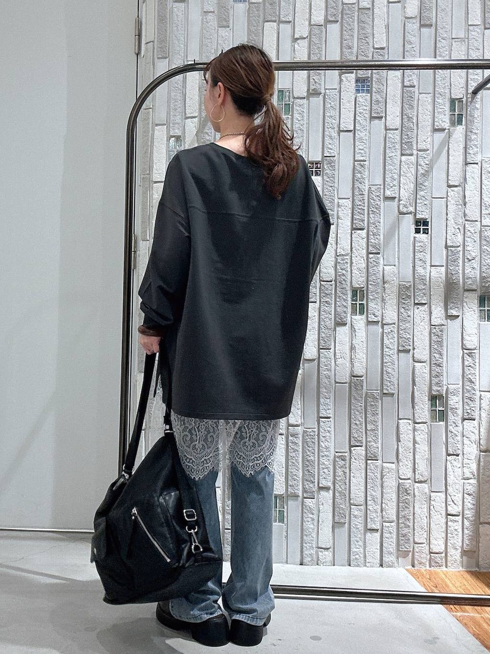 ブラウン系のサンダル、ブラック系のショルダーバッグ、グレー系のTシャツ/カットソーを着用したレディースの春コーディネートの4枚目の写真