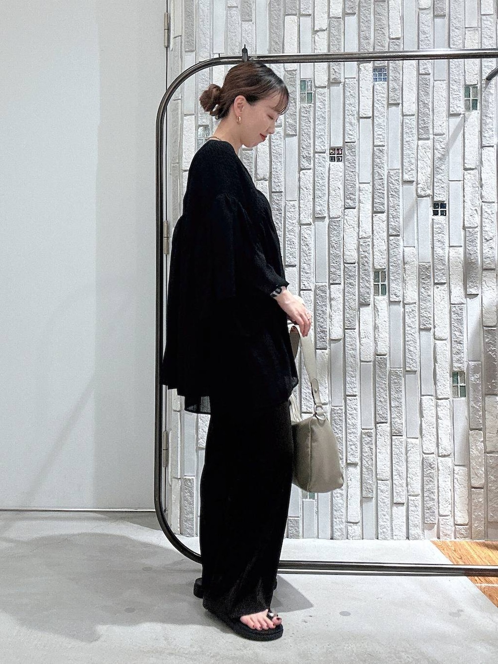 ブラウン系のその他パンツ、ブラック系のサンダル、ブラック系のシャツ/ブラウスを着用したレディースの夏コーディネートの3枚目の写真