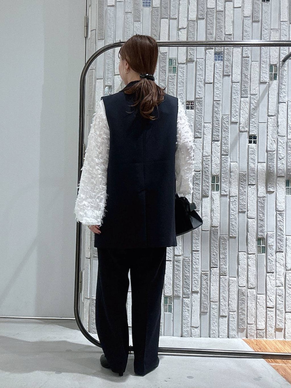 ブルー系のその他パンツ、ブルー系のその他アウター、ホワイト系のシャツ/ブラウスを着用したレディースの冬コーディネートの4枚目の写真