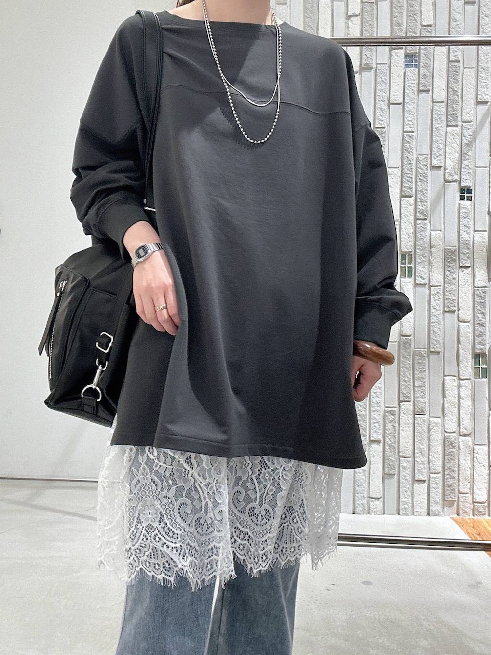 ブラウン系のサンダル、ブラック系のショルダーバッグ、グレー系のTシャツ/カットソーを着用したレディースの春コーディネートの5枚目の写真