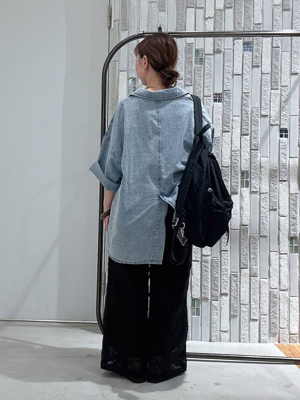 ホワイト系のTシャツ/カットソー、ブルー系のシャツ/ブラウス、ブラック系のバックパック/リュックを着用したレディースの夏コーディネートの2枚目の写真