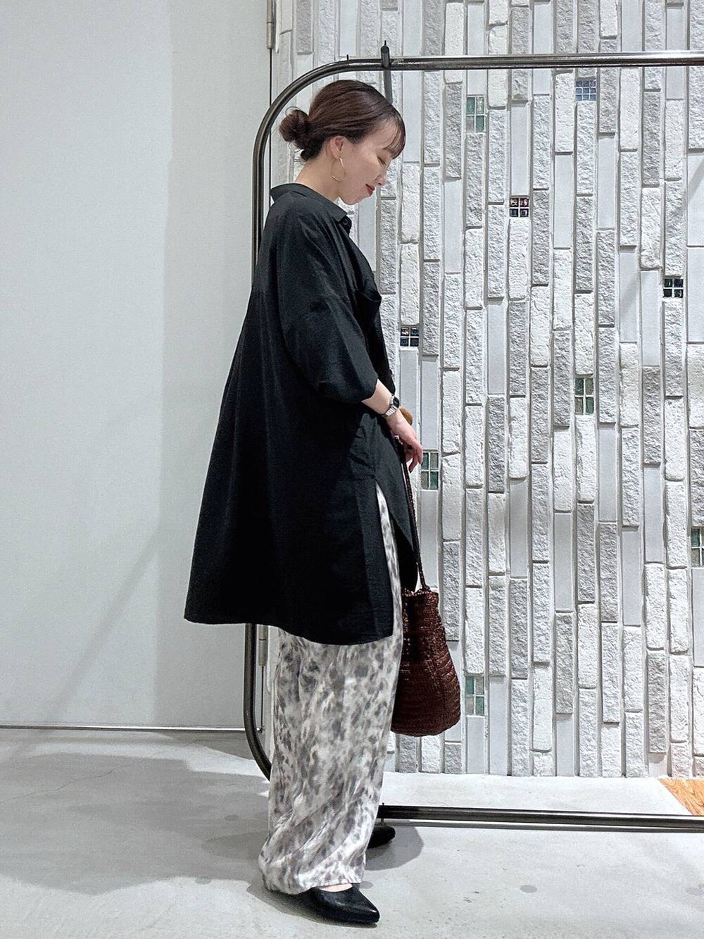 グレー系のシャツ/ブラウス、ブラウン系のショルダーバッグ、ブラック系のパンプスを着用したレディースの春コーディネートの3枚目の写真