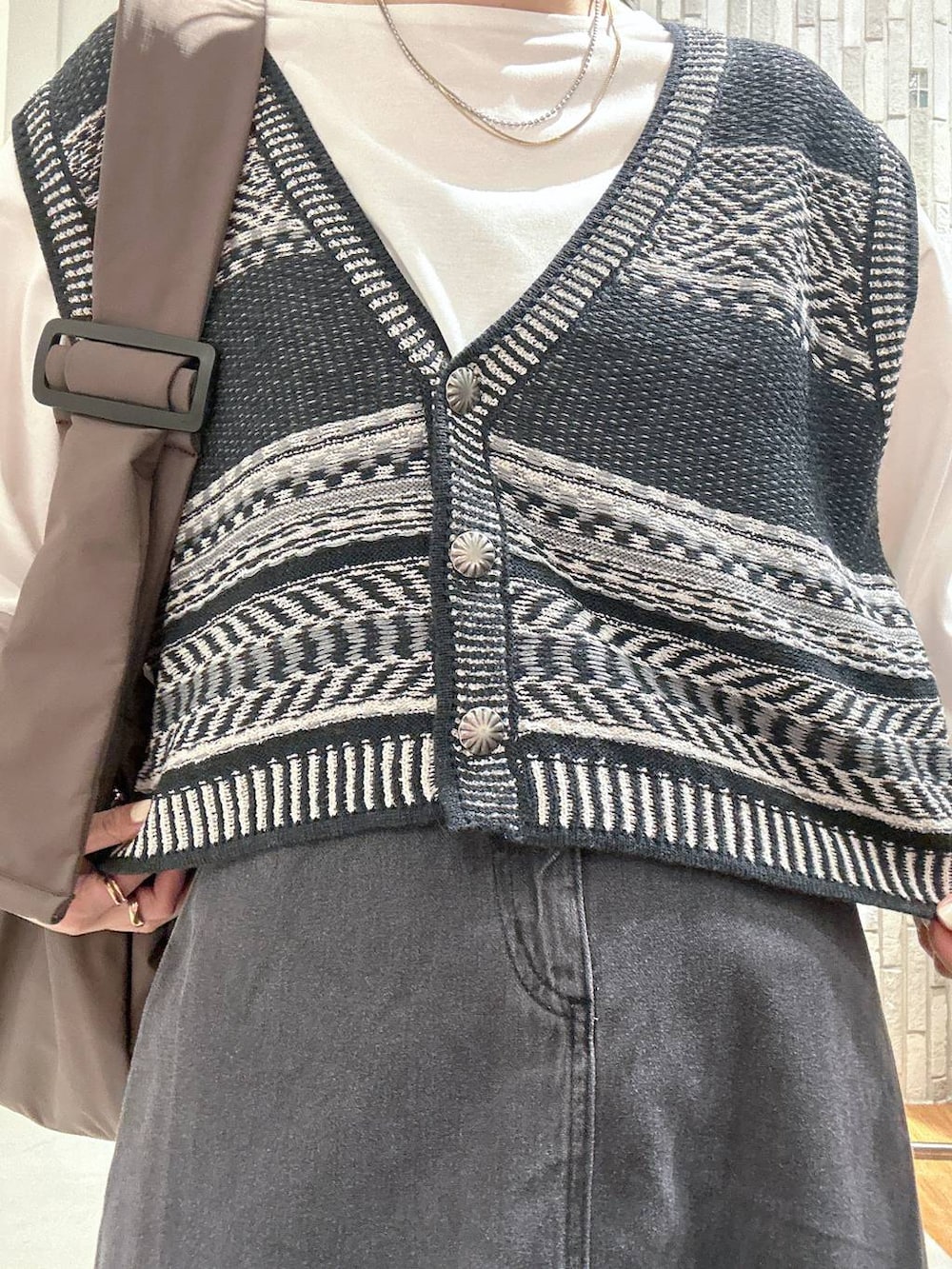 ブラック系のデニムスカート、ブラック系のローファー、グレー系のショルダーバッグを着用したレディースの夏コーディネートの6枚目の写真