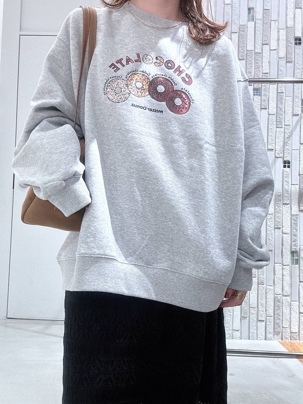 イエロー系のボストンバッグ、グレー系のスウェット、ベージュ系のテーラードジャケットを着用したレディースの冬コーディネートの5枚目の写真