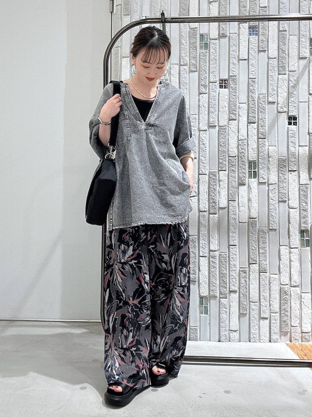 グレー系のその他パンツ、ブラック系のショルダーバッグ、ブラック系のサンダルを着用したレディースの春コーディネートの2枚目の写真