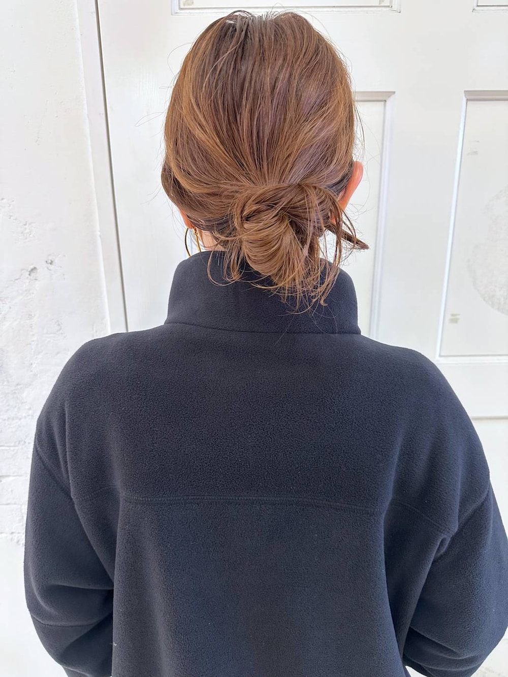 ブラック系のブルゾンを着用したレディースの冬コーディネートの4枚目の写真