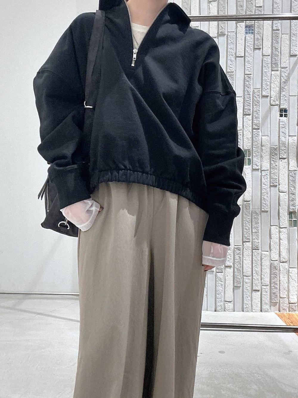 ホワイト系のTシャツ/カットソー、グレー系のショルダーバッグ、グリーン系のその他パンツを着用したレディースの冬コーディネートの6枚目の写真