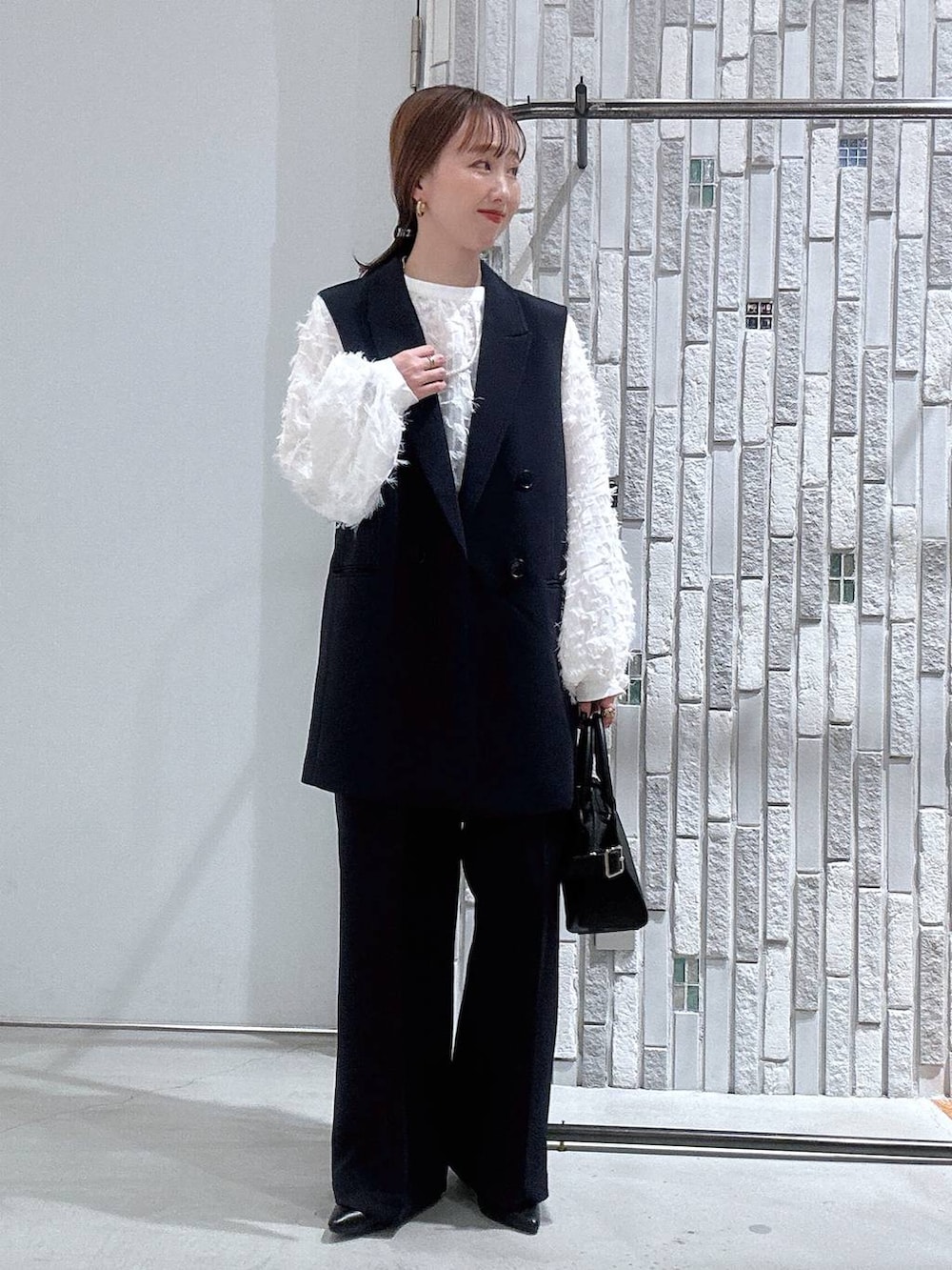 ブルー系のその他パンツ、ブルー系のその他アウター、ホワイト系のシャツ/ブラウスを着用したレディースの冬コーディネートの2枚目の写真