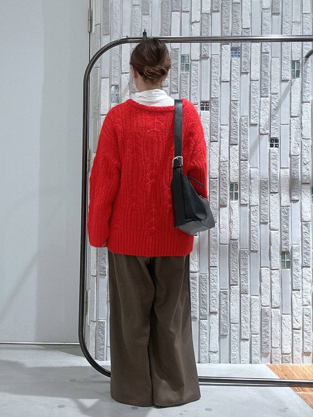 ホワイト系のTシャツ/カットソー、ブラウン系のその他パンツ、ブラック系のショルダーバッグを着用したレディースの冬コーディネートの5枚目の写真