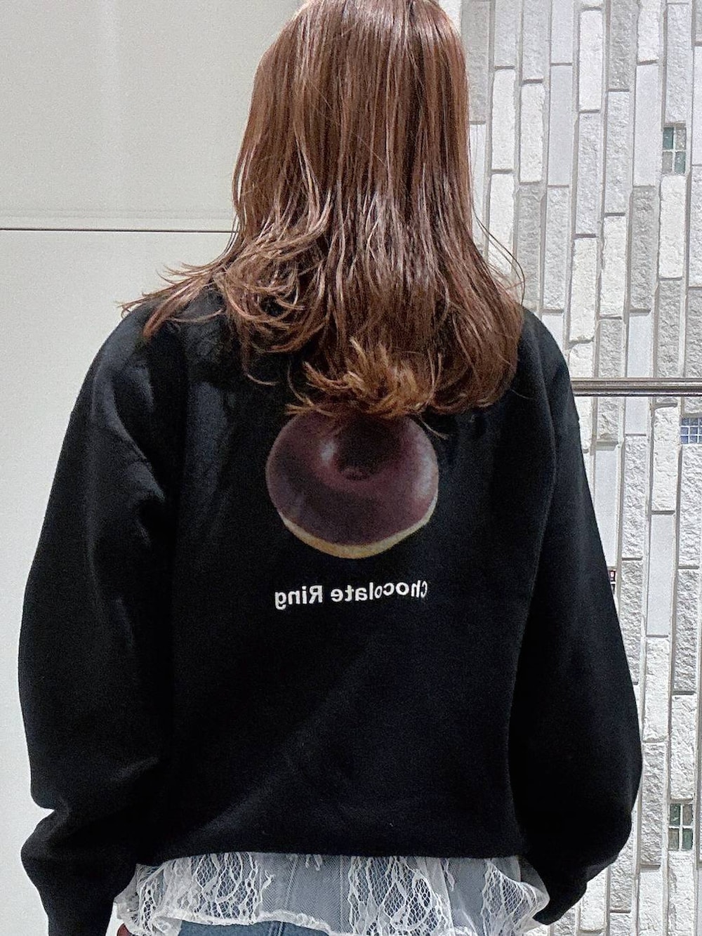 ブラウン系のサンダル、ホワイト系のTシャツ/カットソー、ブルー系のデニムパンツを着用したレディースの冬コーディネートの6枚目の写真