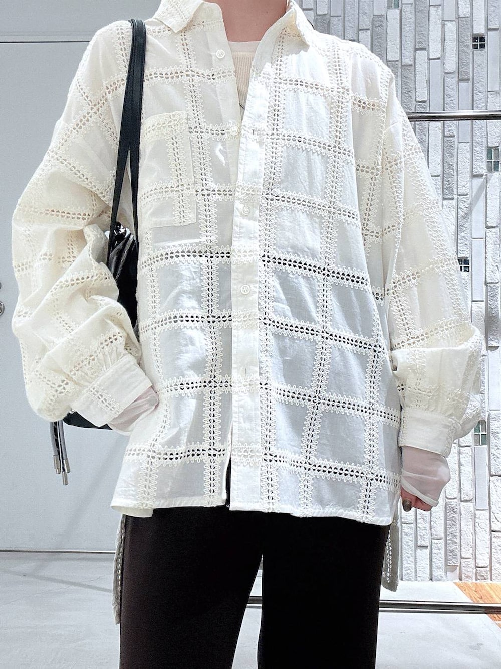 ホワイト系のTシャツ/カットソー、ブラック系のボストンバッグ、ブラック系のその他シューズを着用したレディースの春コーディネートの5枚目の写真