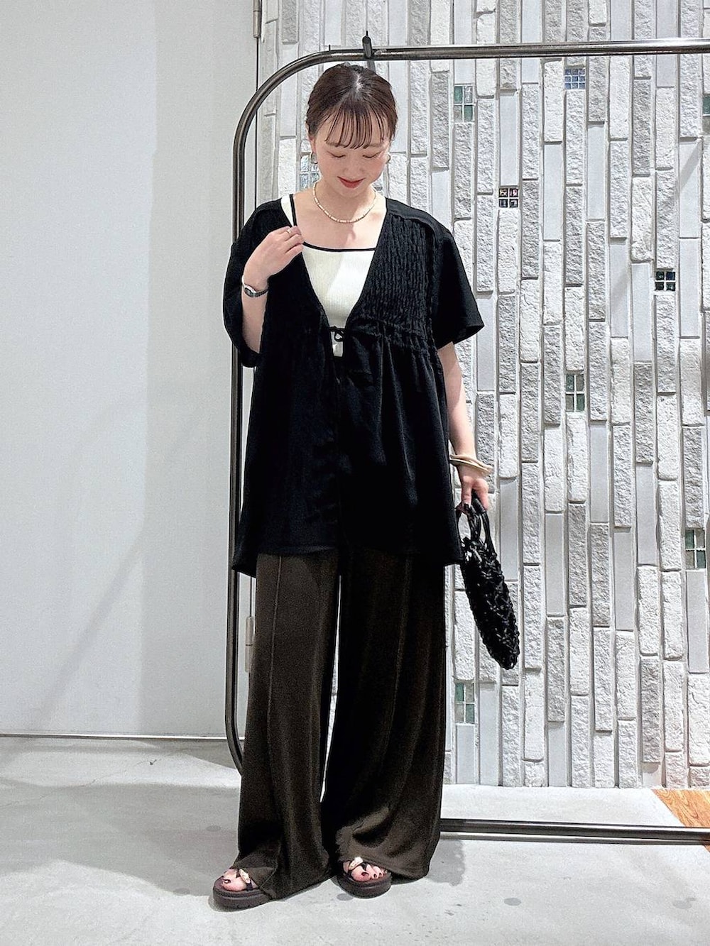 ブラック系のシャツ/ブラウス、ブラウン系のサンダル、ホワイト系のタンクトップを着用したレディースの夏コーディネートの2枚目の写真