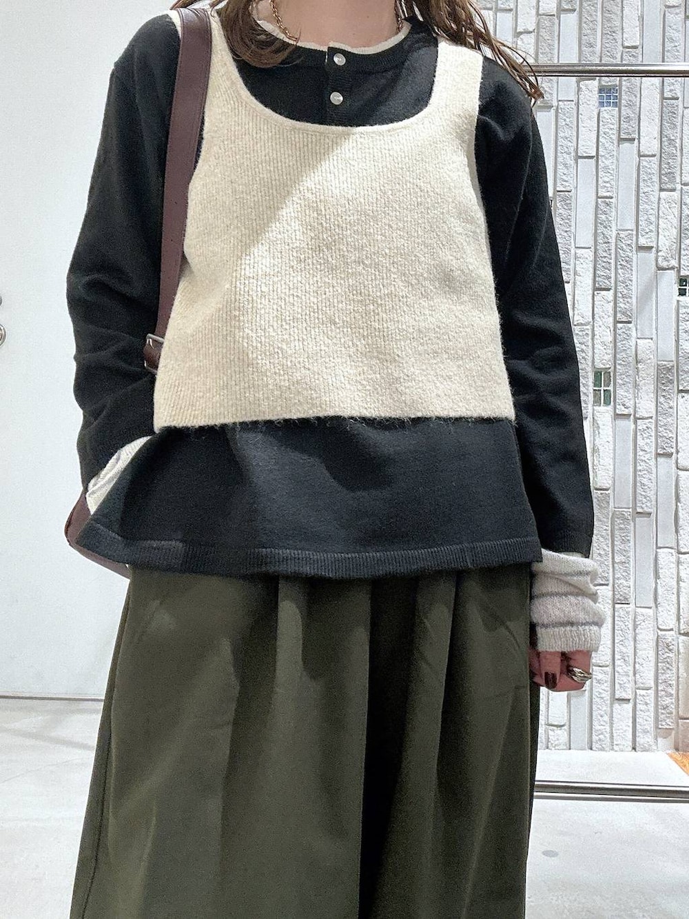 ブラック系のローファー、グリーン系のその他パンツ、ブラック系のニット/セーターを着用したレディースの秋コーディネートの6枚目の写真