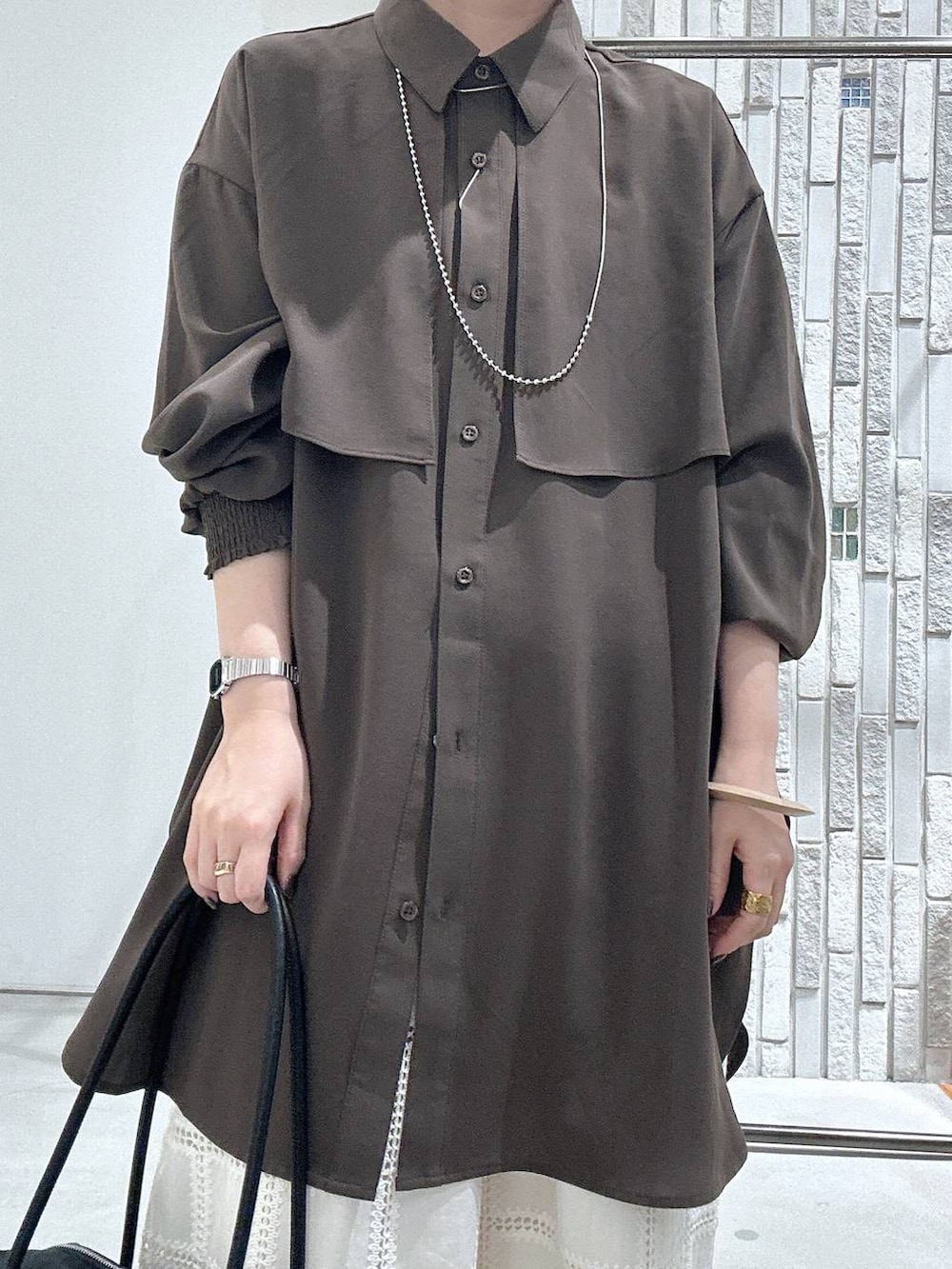 ブラウン系のシャツ/ブラウス、ブラック系のボストンバッグ、ホワイト系のその他パンツを着用したレディースの冬コーディネートの5枚目の写真