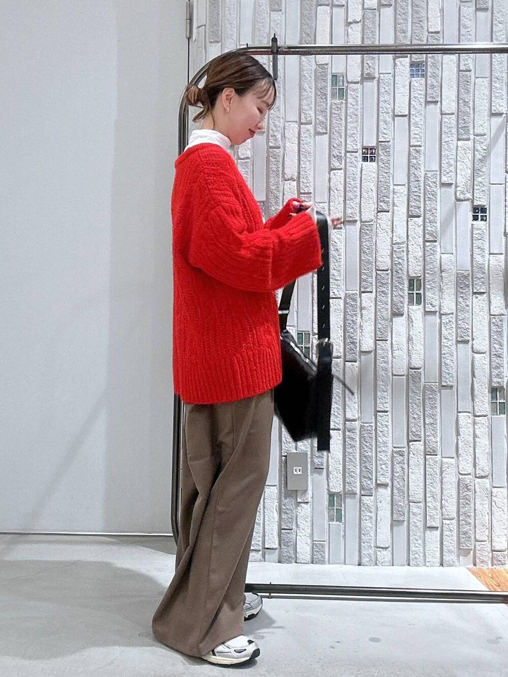 ホワイト系のTシャツ/カットソー、ブラウン系のその他パンツ、ブラック系のショルダーバッグを着用したレディースの冬コーディネートの4枚目の写真