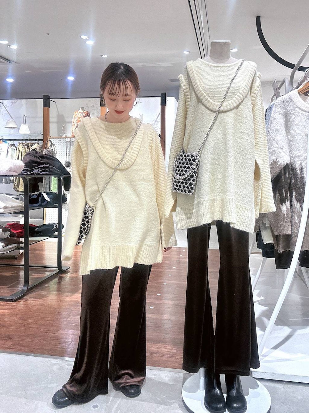 シルバー系のショルダーバッグ、ブラウン系のその他パンツ、ブラック系のブーツを着用したレディースの冬コーディネートの2枚目の写真