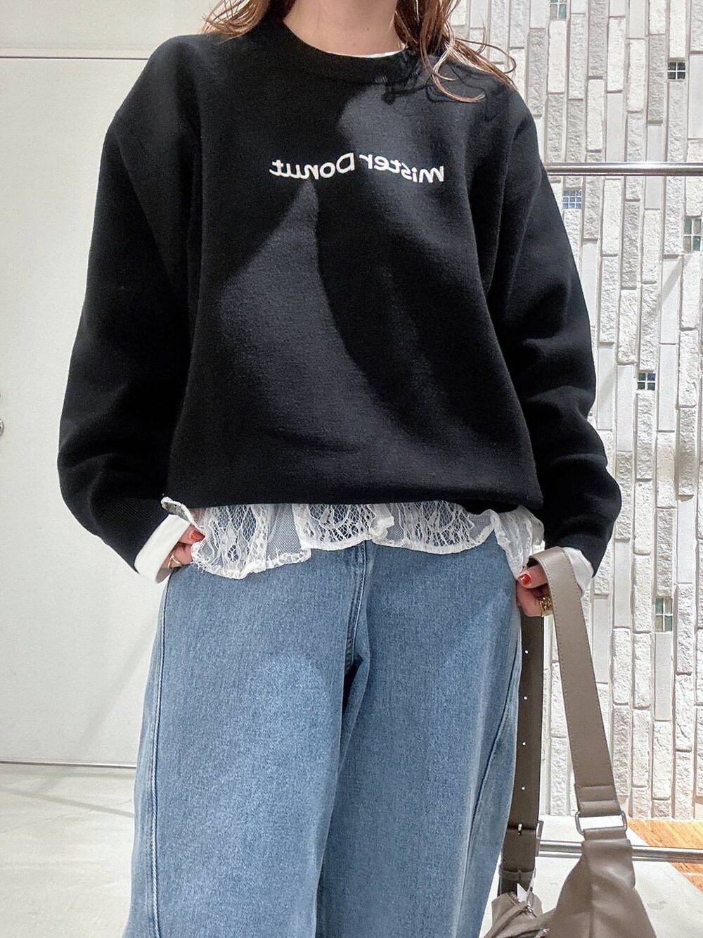 ブラウン系のサンダル、ホワイト系のTシャツ/カットソー、ブルー系のデニムパンツを着用したレディースの冬コーディネートの5枚目の写真