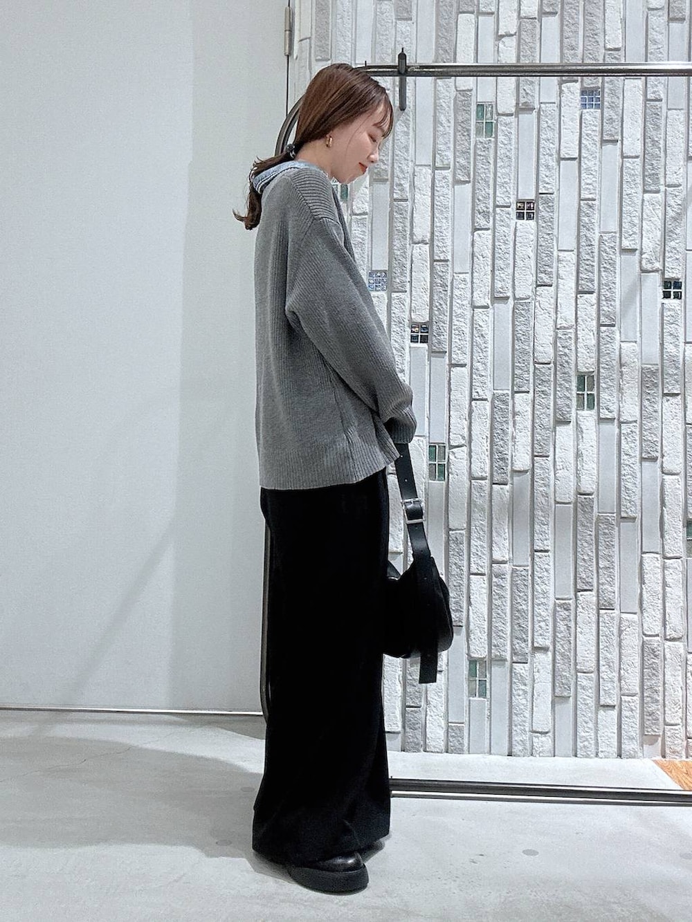 ブラック系のサンダル、ブラック系のショルダーバッグ、ブラック系のその他パンツを着用したレディースの冬コーディネートの3枚目の写真