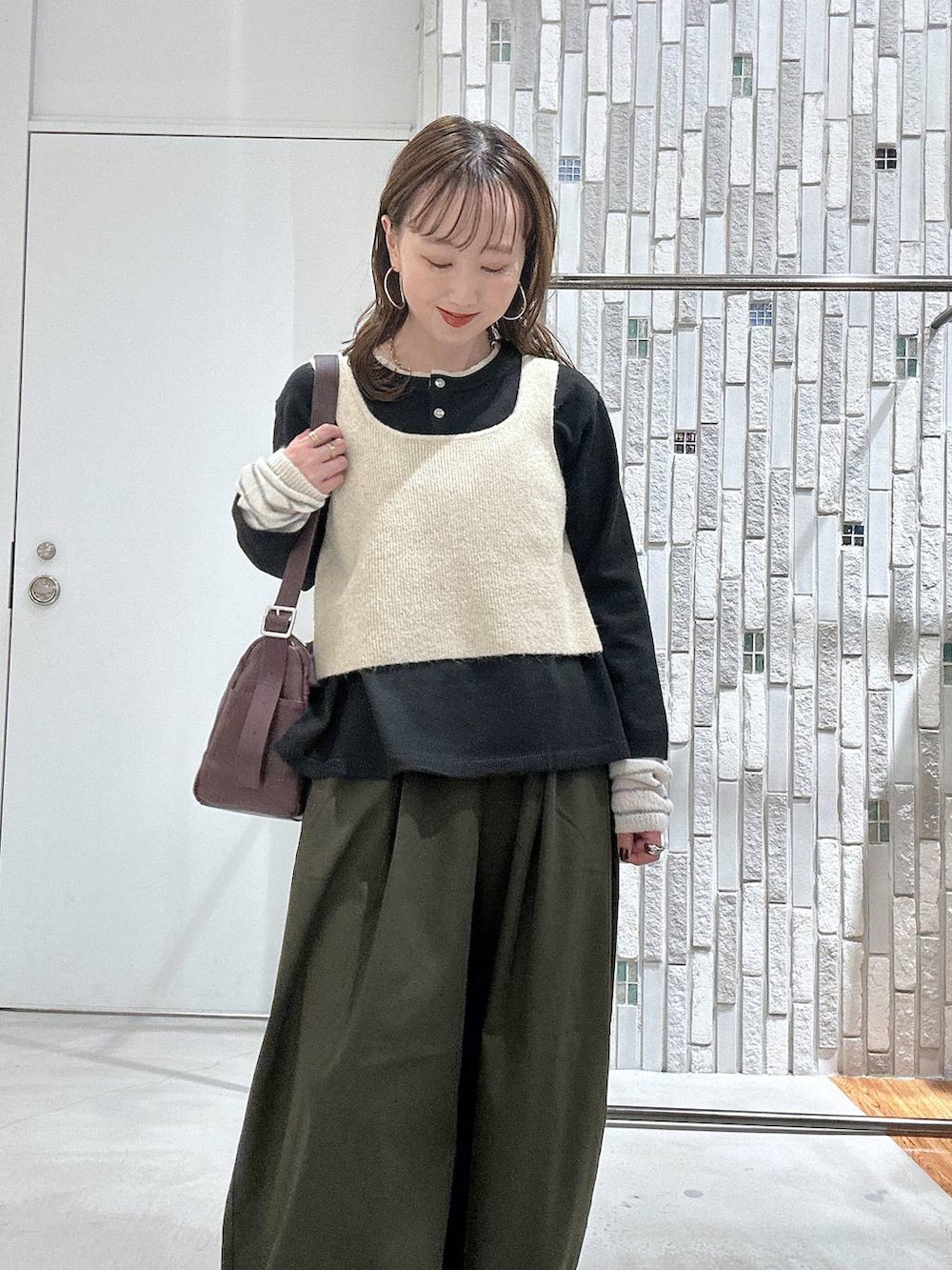 ブラック系のローファー、グリーン系のその他パンツ、ブラック系のニット/セーターを着用したレディースの秋コーディネートの5枚目の写真