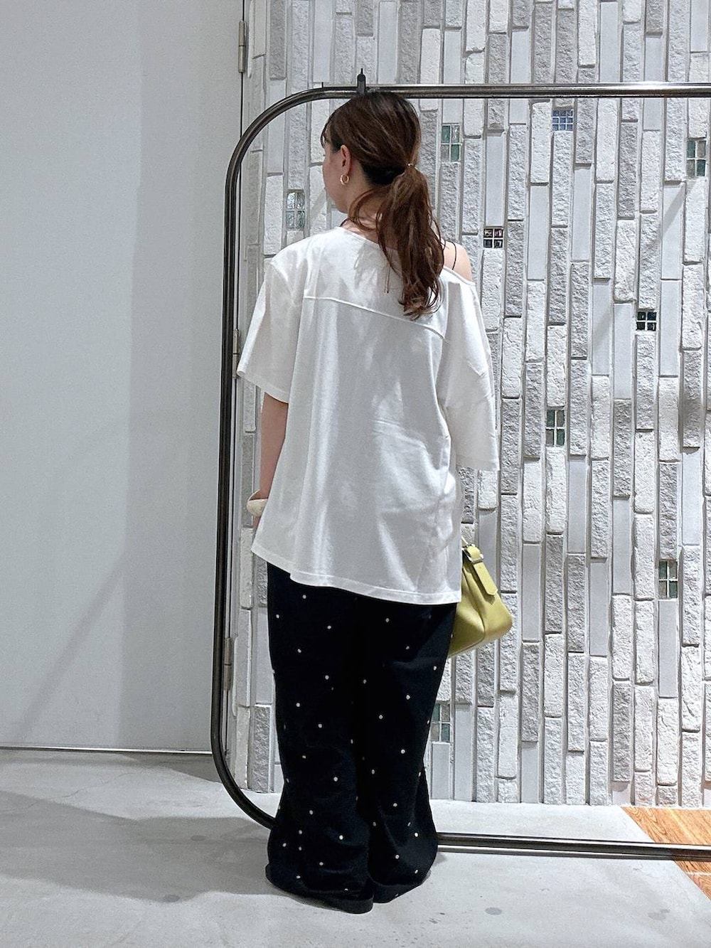 ホワイト系のTシャツ/カットソー、イエロー系のショルダーバッグ、ブラック系のその他パンツを着用したレディースの夏コーディネートの4枚目の写真