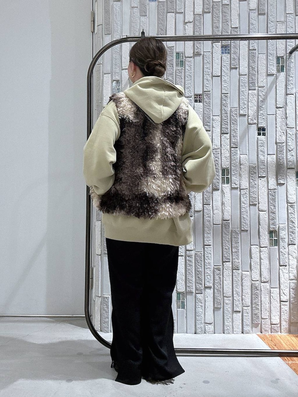 ブラック系のその他パンツ、その他のショルダーバッグ、ブラック系のローファーを着用したレディースの秋コーディネートの4枚目の写真