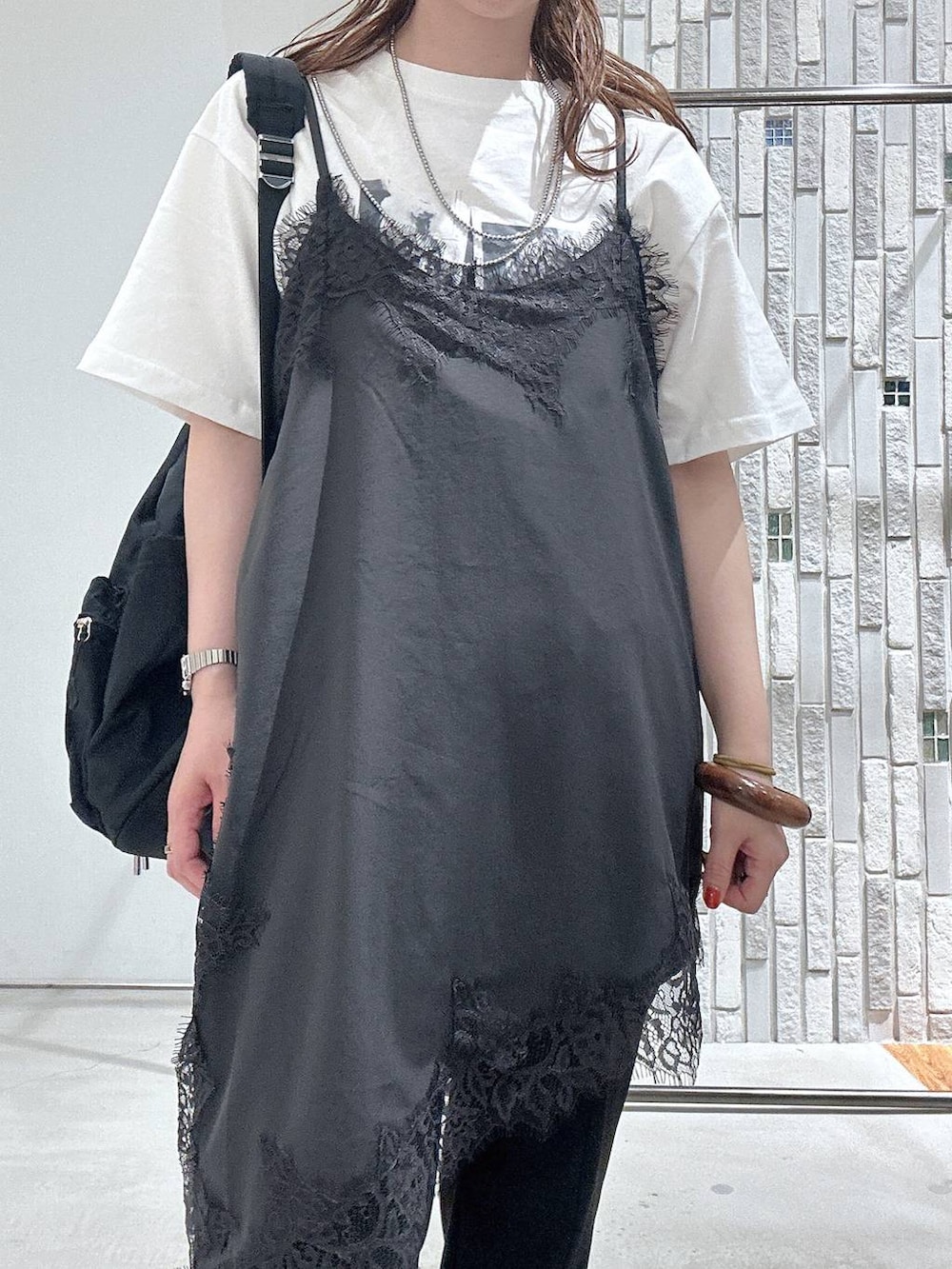 ホワイト系のサンダル、ブラック系のその他パンツ、ブラック系のバックパック/リュックを着用したレディースの春コーディネートの5枚目の写真