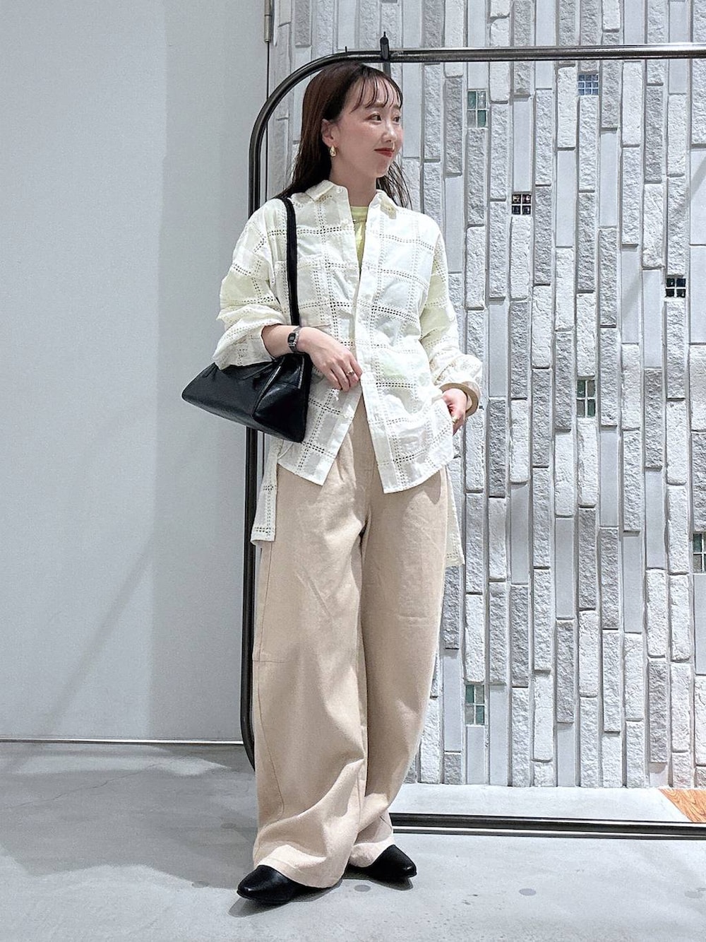 ブラック系のボストンバッグ、イエロー系のTシャツ/カットソー、ホワイト系のその他パンツを着用したレディースの冬コーディネートの2枚目の写真