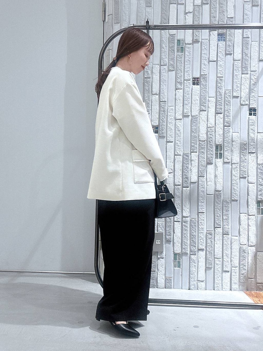 ブラック系のサロペット/オーバーオール、ホワイト系のTシャツ/カットソー、ブラック系のショルダーバッグを着用したレディースの冬コーディネートの2枚目の写真