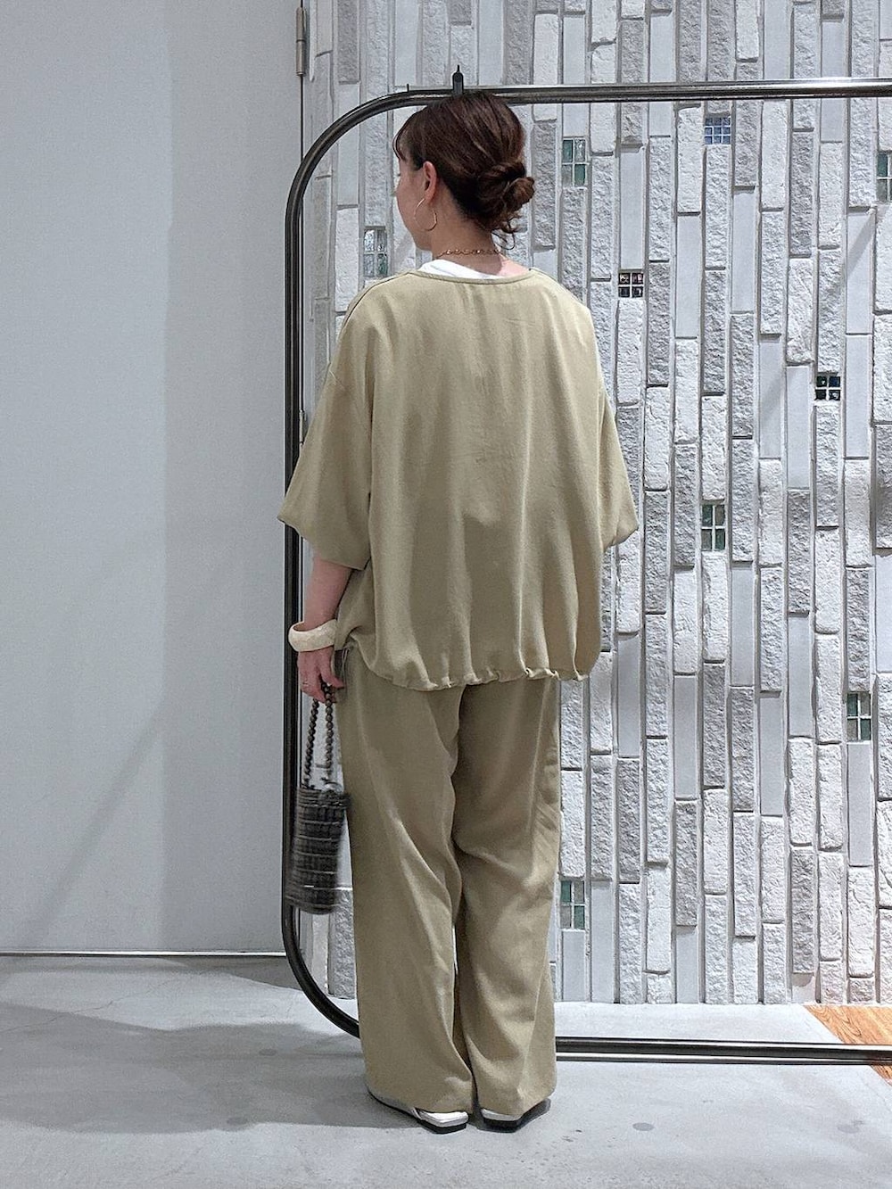 ベージュ系のその他パンツ、ベージュ系のシャツ/ブラウス、シルバー系のショルダーバッグを着用したレディースの春コーディネートの4枚目の写真