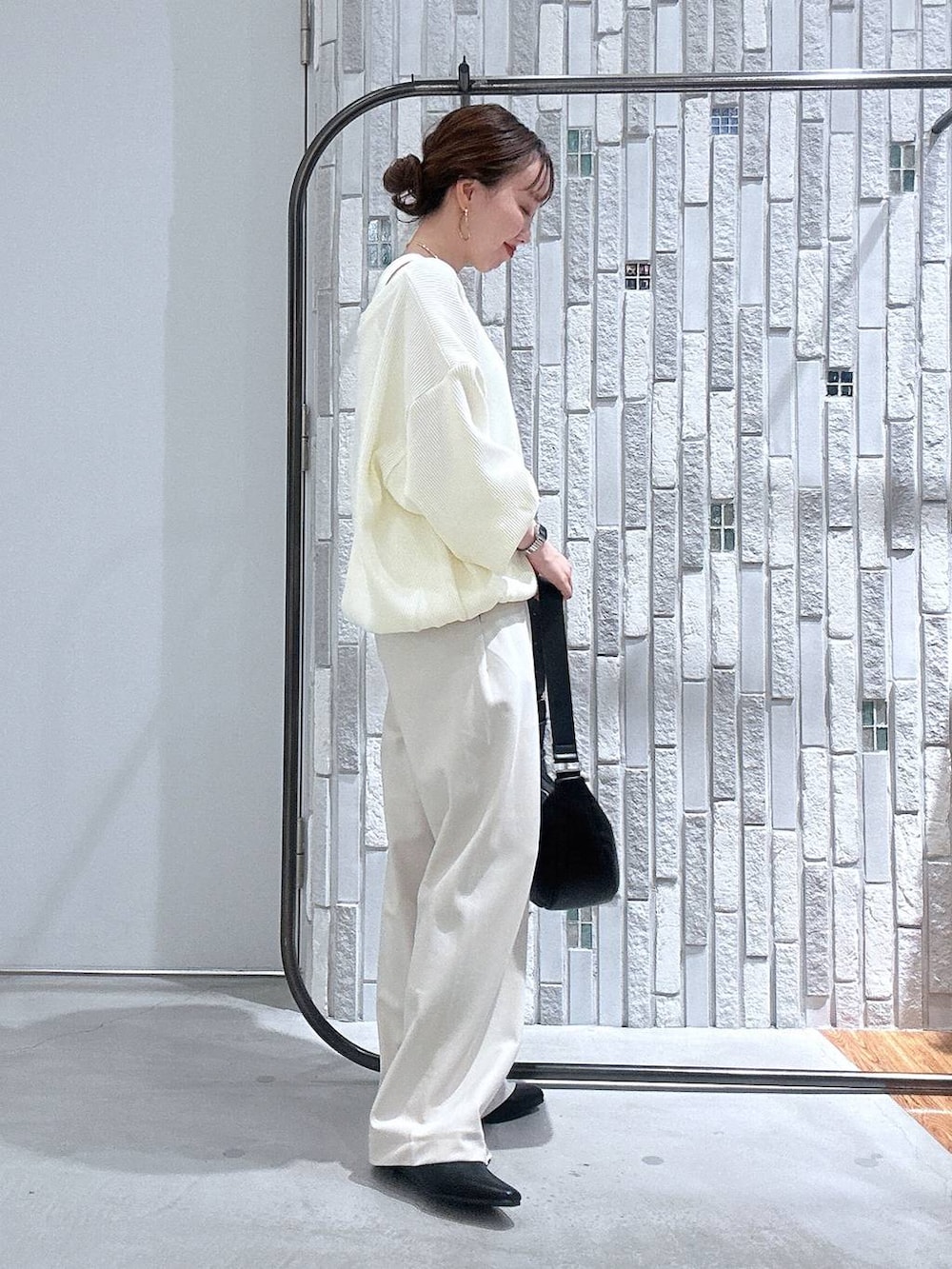 ブラック系のショルダーバッグ、ホワイト系のその他パンツ、ホワイト系のTシャツ/カットソーを着用したレディースの冬コーディネートの3枚目の写真