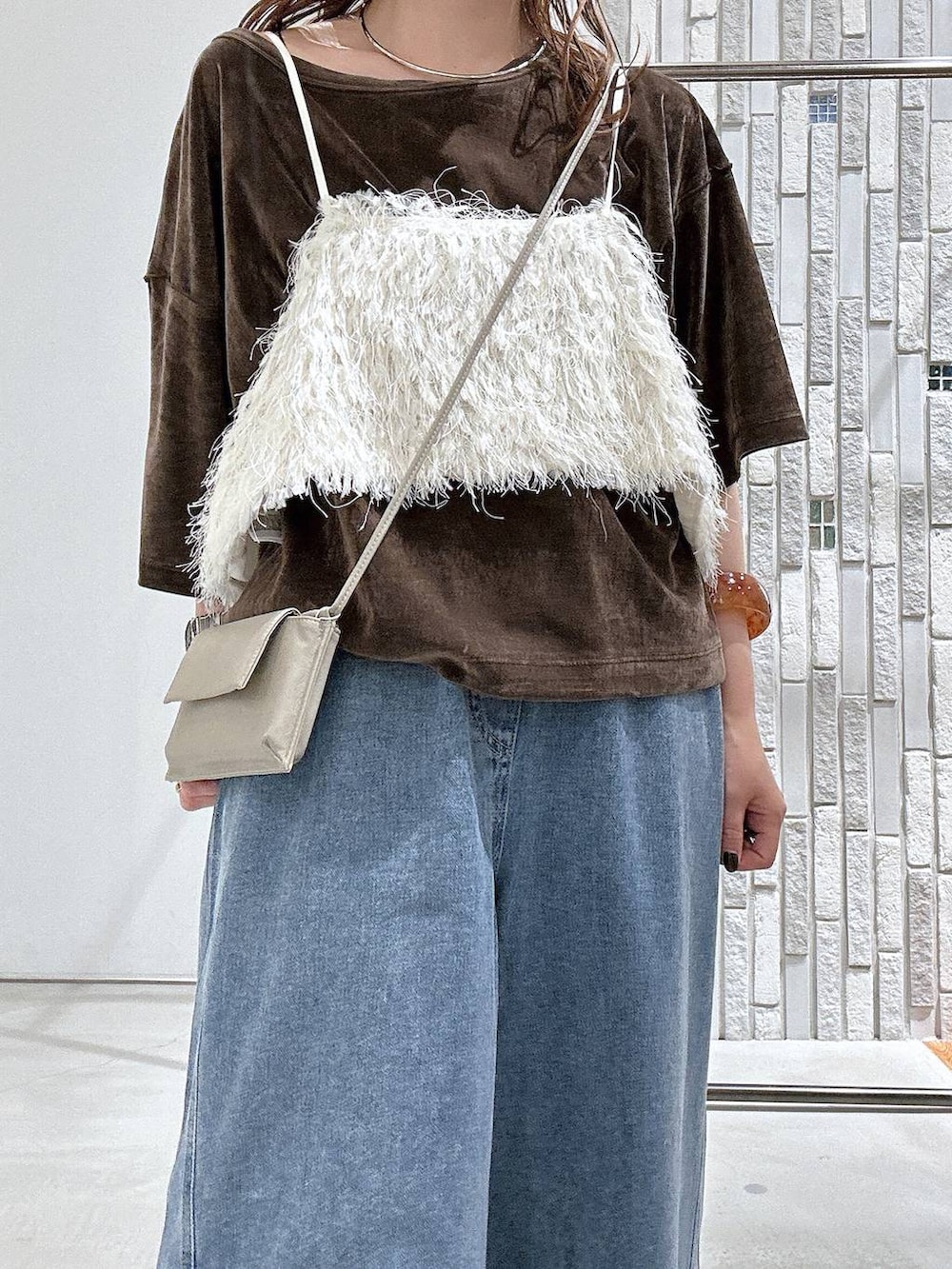 ホワイト系のその他トップス、ベージュ系のサンダル、ブラウン系のTシャツ/カットソーを着用したレディースの夏コーディネートの5枚目の写真