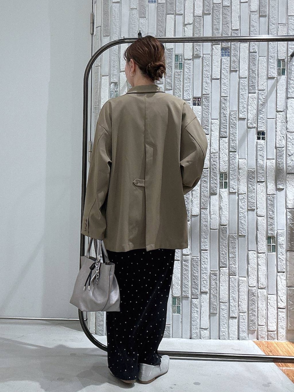 ホワイト系のTシャツ/カットソー、ブラウン系のテーラードジャケット、その他のトートバッグを着用したレディースの春コーディネートの5枚目の写真
