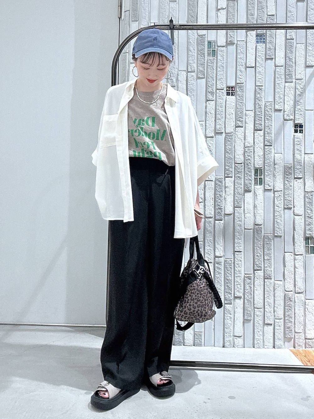 ブラウン系のTシャツ/カットソー、その他のショルダーバッグ、ベージュ系のサンダルを着用したレディースの夏コーディネートの2枚目の写真