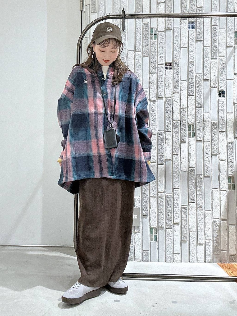 ブルー系のスニーカー、イエロー系のニット/セーター、ピンク系のシャツ/ブラウスを着用したレディースの秋コーディネートの4枚目の写真