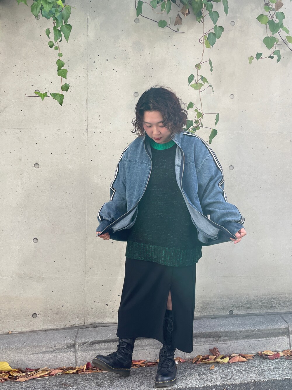 ブルー系のデニムジャケットを着用したレディースの秋コーディネートの4枚目の写真