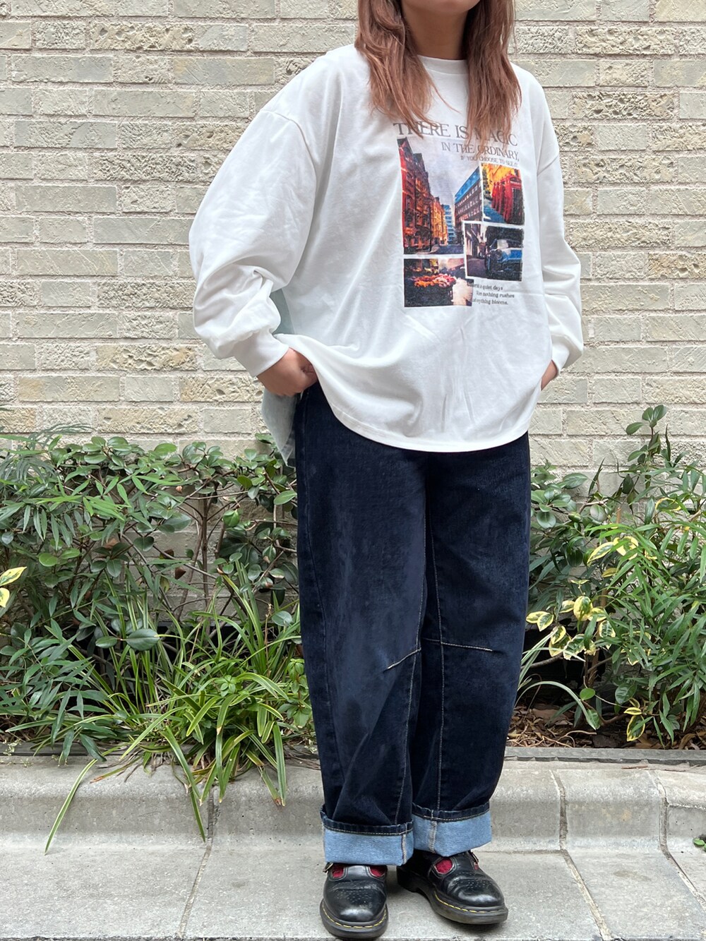 ホワイト系のTシャツ/カットソーを着用したレディースの春コーディネートの2枚目の写真
