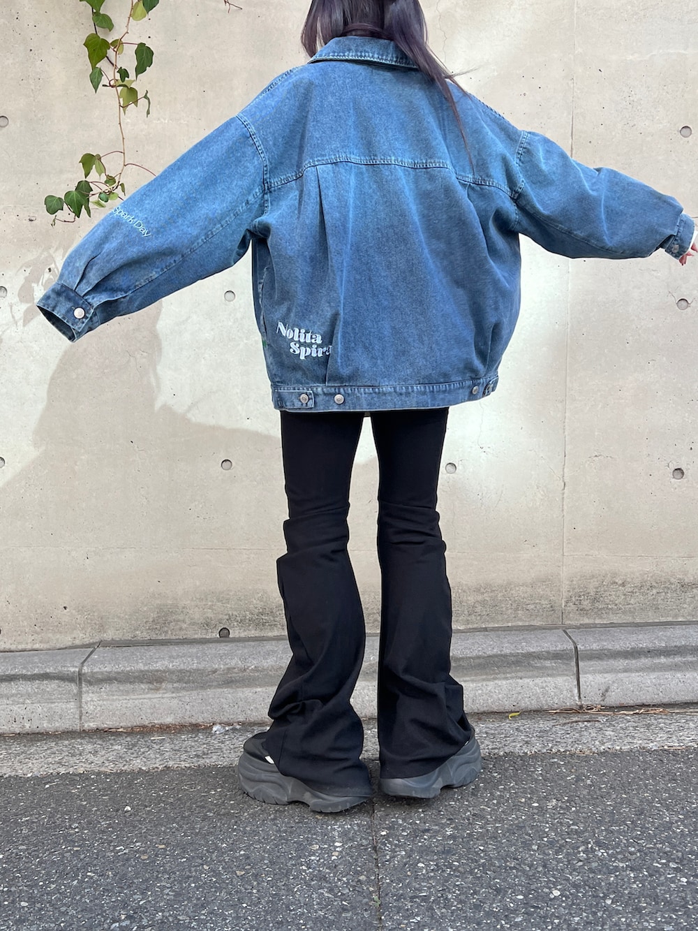 ベージュ系のTシャツ/カットソー、ブルー系のデニムジャケットを着用したレディースの冬コーディネートの2枚目の写真