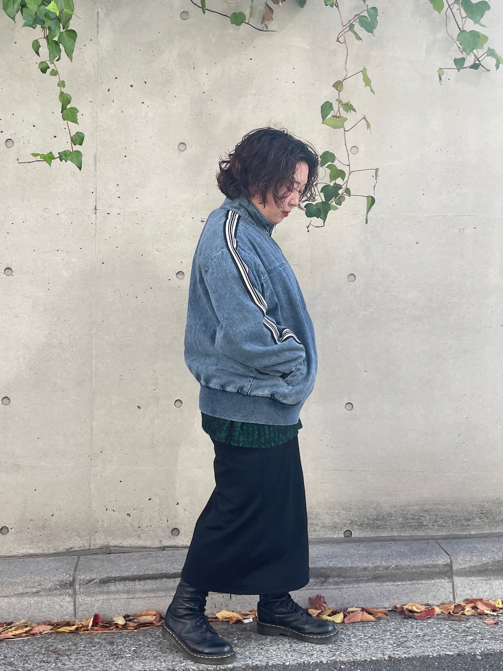 ブルー系のデニムジャケットを着用したレディースの秋コーディネートの2枚目の写真