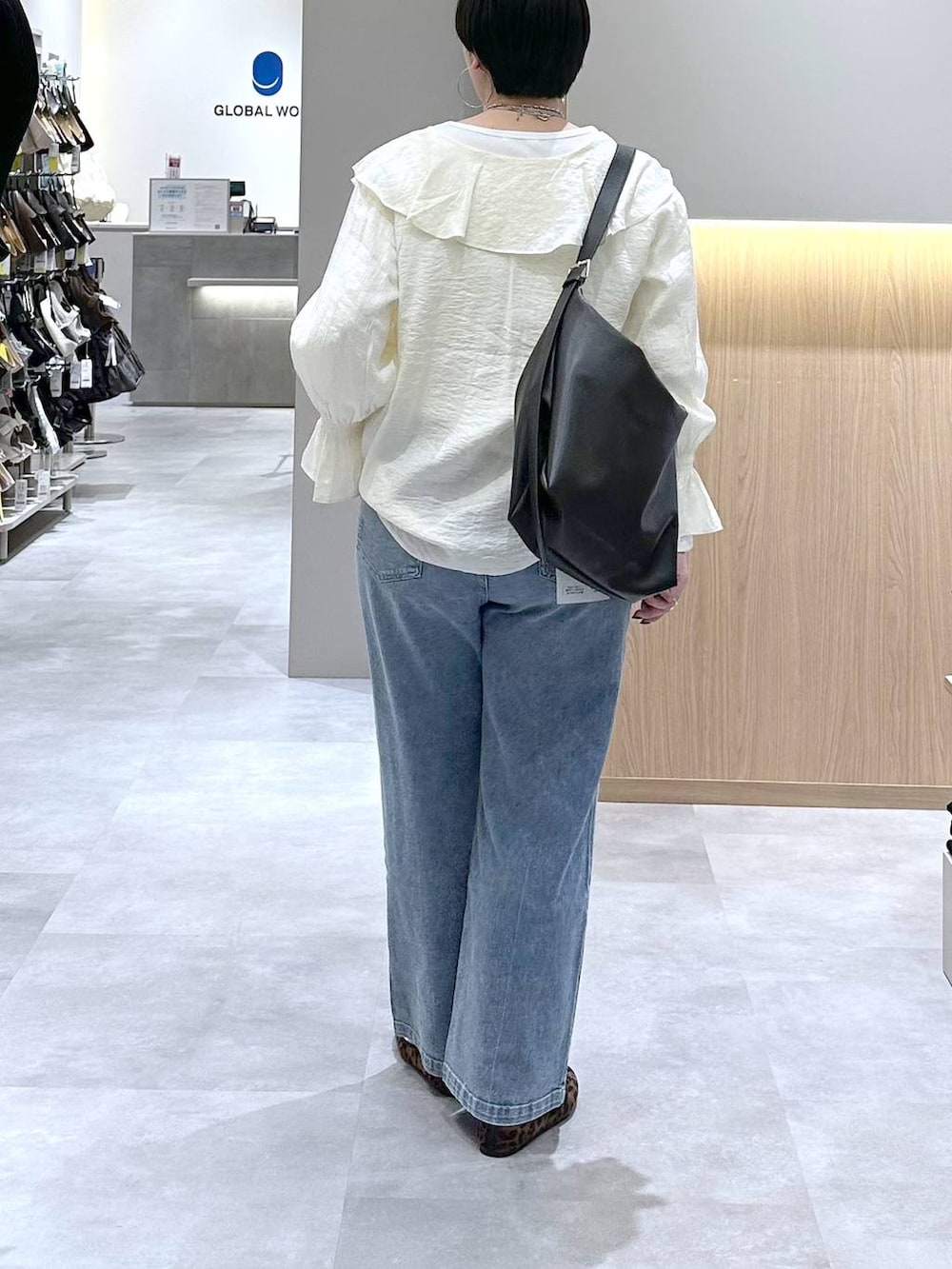 その他のバレエシューズ、ホワイト系のTシャツ/カットソー、ブルー系のデニムパンツを着用したレディースの春コーディネートの3枚目の写真