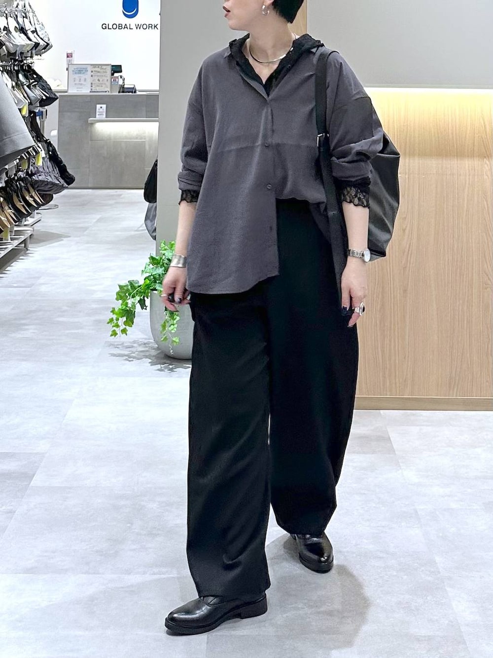 ブラック系のその他シューズ、グレー系のシャツ/ブラウス、ブラック系のショルダーバッグを着用したレディースの夏コーディネートの7枚目の写真