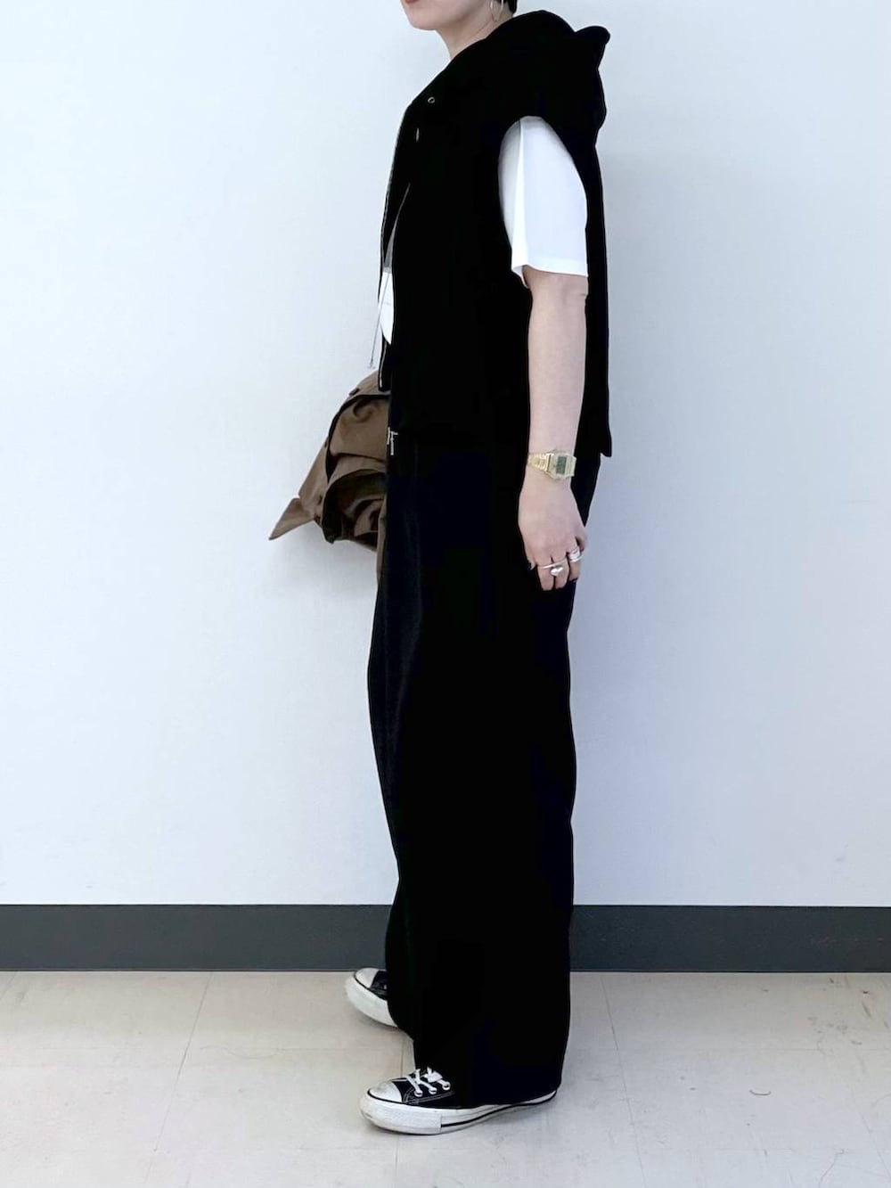 ブラック系のショルダーバッグ、ブラック系のその他パンツ、ブラウン系のデニムジャケットを着用したレディースの春コーディネートの8枚目の写真