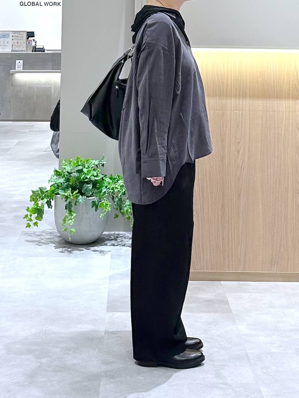 ブラック系のその他シューズ、グレー系のシャツ/ブラウス、ブラック系のショルダーバッグを着用したレディースの夏コーディネートの6枚目の写真