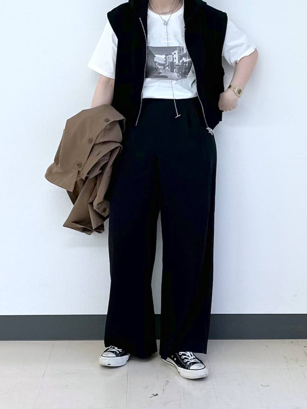 ブラック系のショルダーバッグ、ブラック系のその他パンツ、ブラウン系のデニムジャケットを着用したレディースの春コーディネートの7枚目の写真