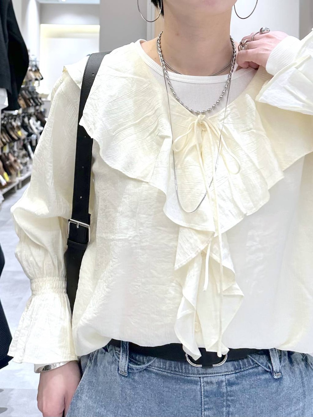 その他のバレエシューズ、ホワイト系のTシャツ/カットソー、ブルー系のデニムパンツを着用したレディースの春コーディネートの7枚目の写真