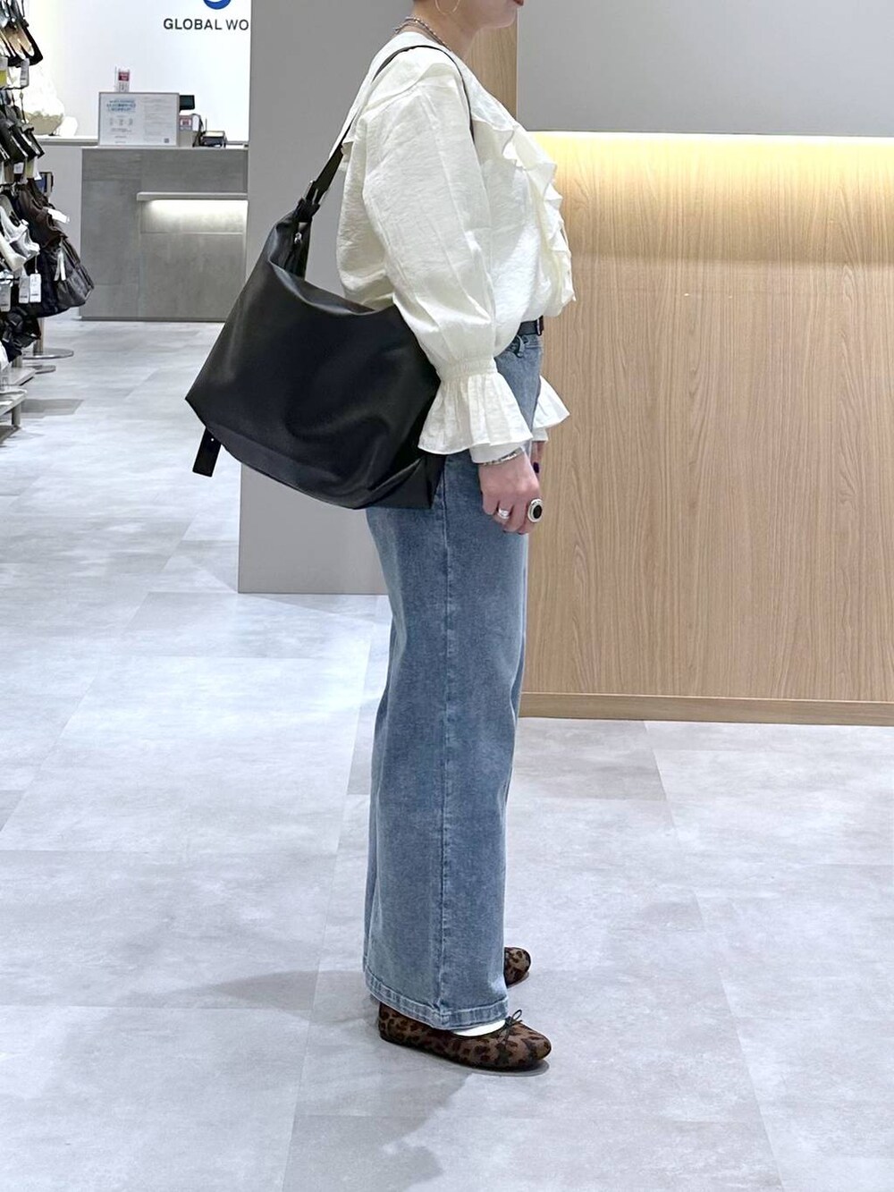 その他のバレエシューズ、ホワイト系のTシャツ/カットソー、ブルー系のデニムパンツを着用したレディースの春コーディネートの4枚目の写真