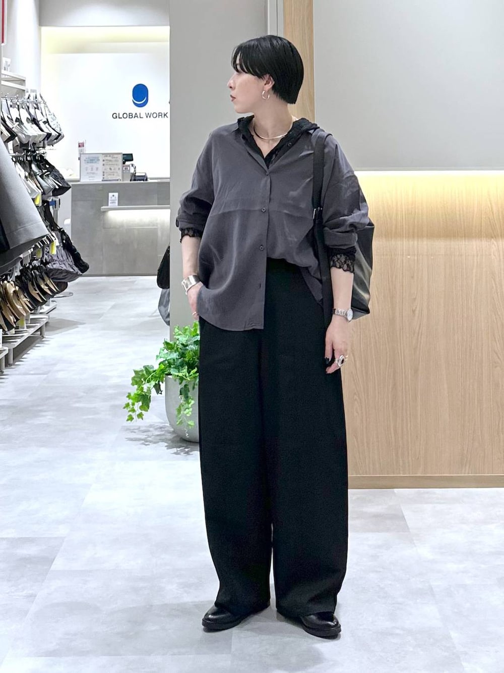 ブラック系のその他シューズ、グレー系のシャツ/ブラウス、ブラック系のショルダーバッグを着用したレディースの夏コーディネートの8枚目の写真