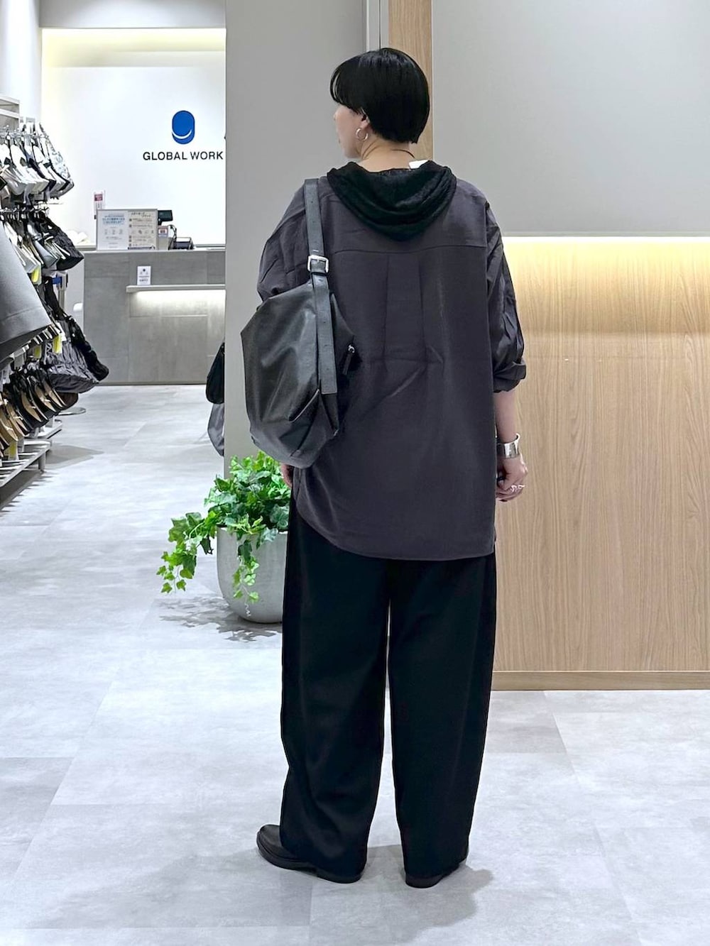 ブラック系のその他シューズ、グレー系のシャツ/ブラウス、ブラック系のショルダーバッグを着用したレディースの夏コーディネートの3枚目の写真