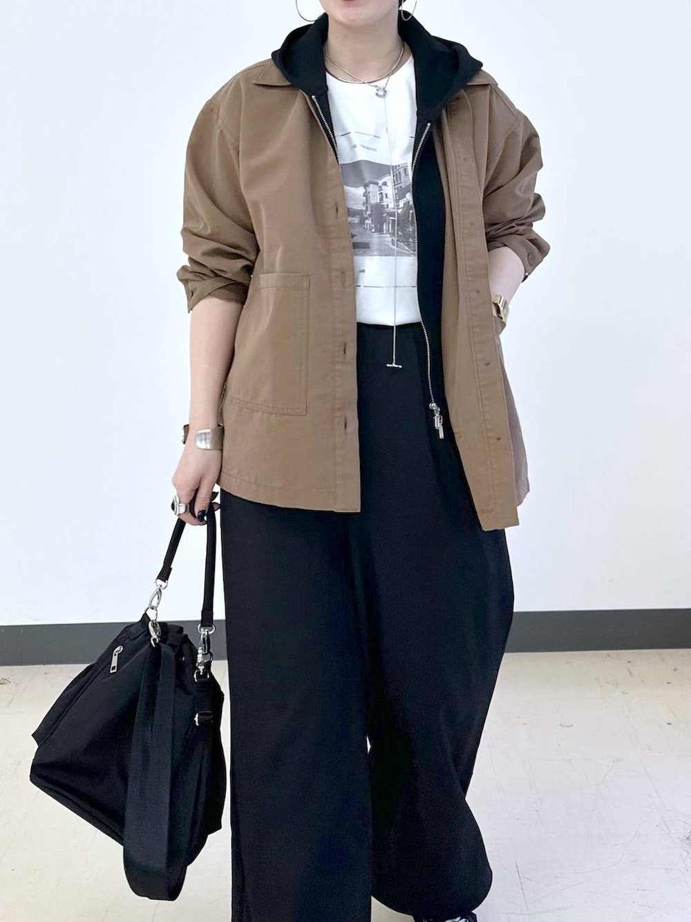 ブラック系のショルダーバッグ、ブラック系のその他パンツ、ブラウン系のデニムジャケットを着用したレディースの春コーディネートの6枚目の写真