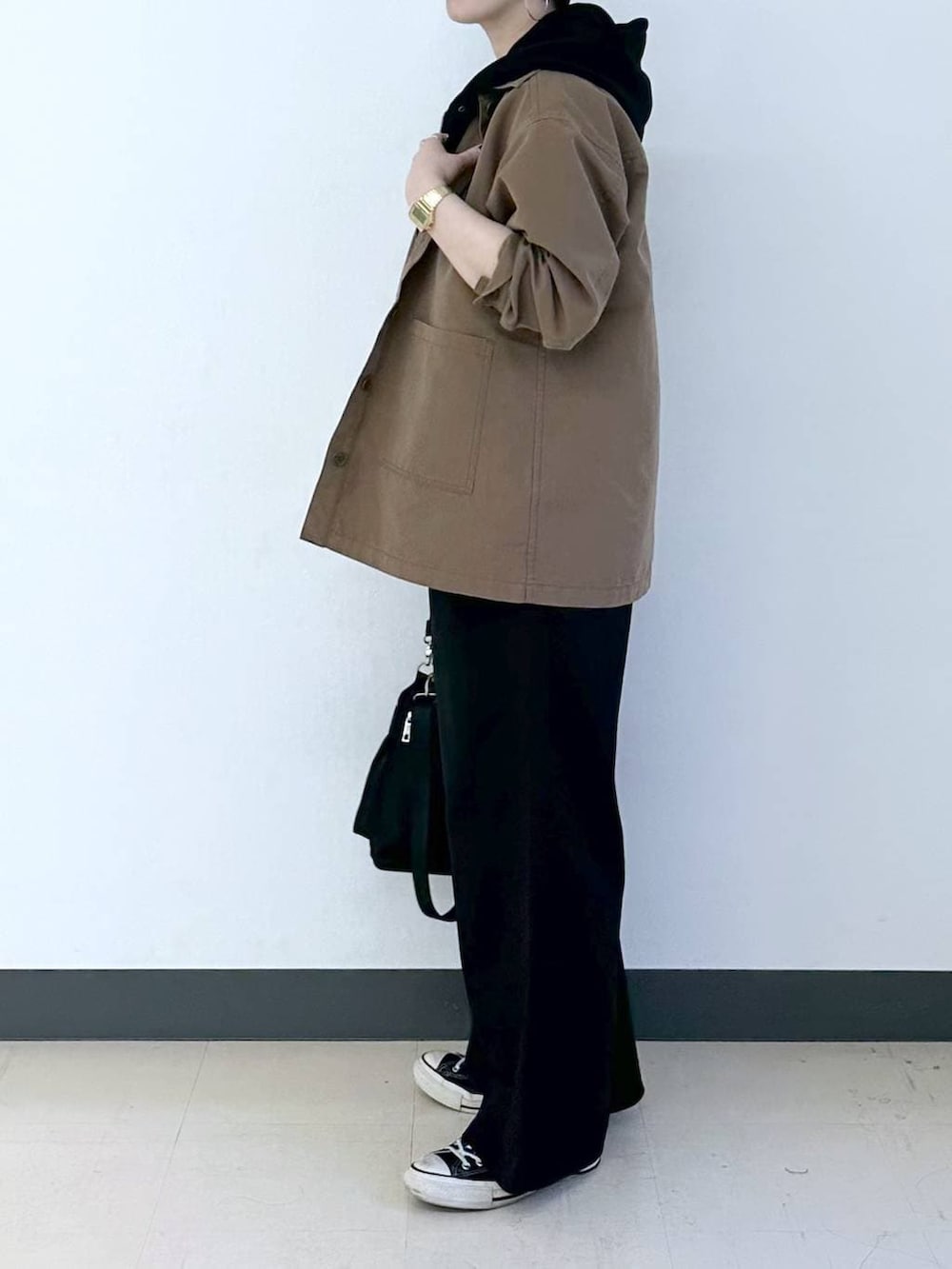 ブラック系のショルダーバッグ、ブラック系のその他パンツ、ブラウン系のデニムジャケットを着用したレディースの春コーディネートの2枚目の写真